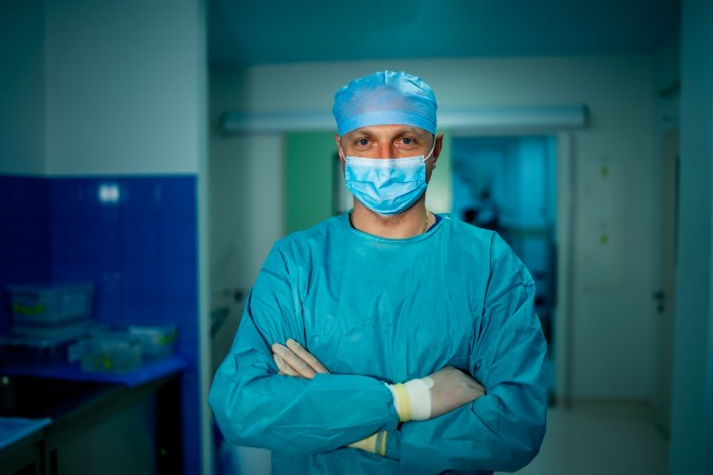 'Hero' surgeon loses defamation case against Nine