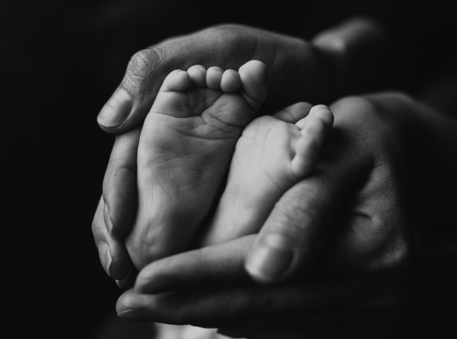 Woman gives birth to stranger's baby after IVF bun